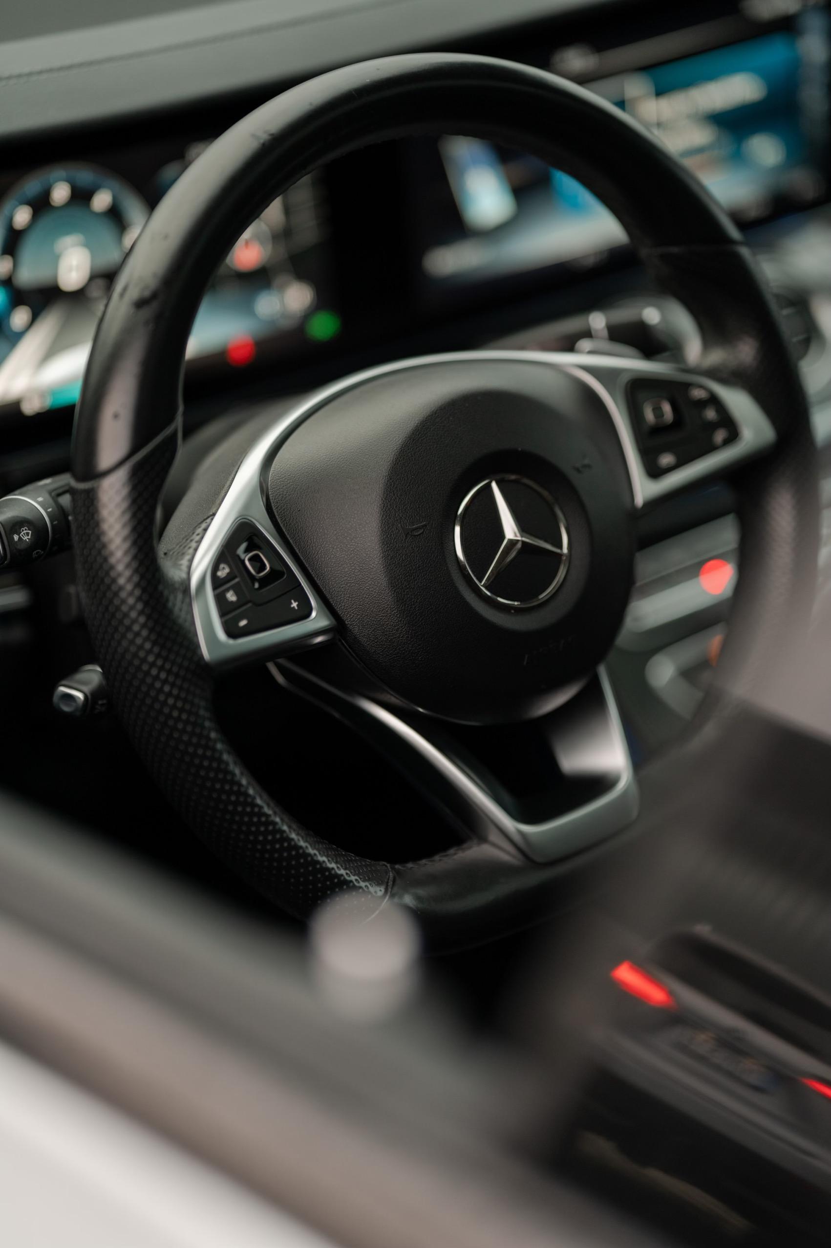 Mercedes-Benz C-sarja: Tyylikäs Sedan